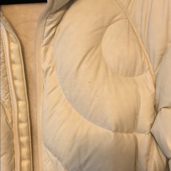 Mountain hardwear white puffer coat! - Picture 6 of 7